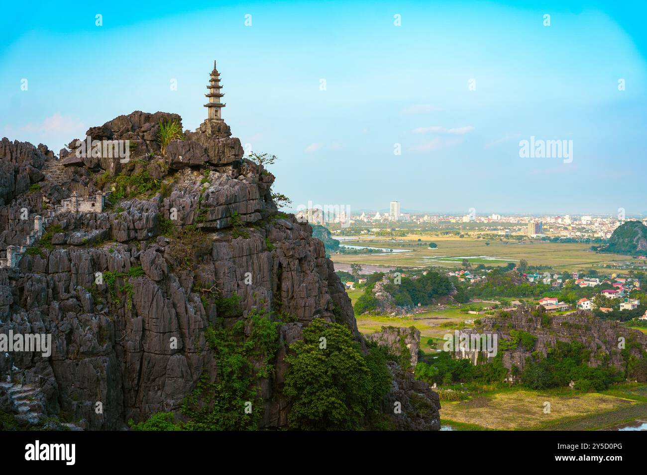 Traditionelle vietnamesische Pagode auf dem Berg in Ninh Binh. Wunderschöne Pagode in der Mua-Höhle mit Panoramablick auf die Landschaft Stockfoto