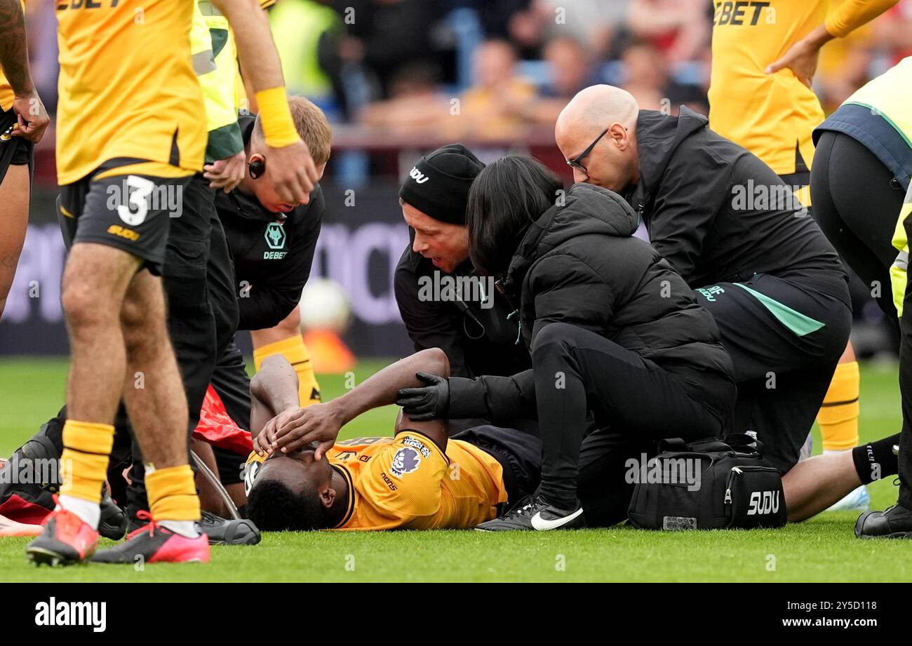 Wolverhampton Wanderers' Yerson Mosquera erwiderte sich einer Verletzung während des Premier League-Spiels in Villa Park, Birmingham. Bilddatum: Samstag, 21. September 2024. Stockfoto