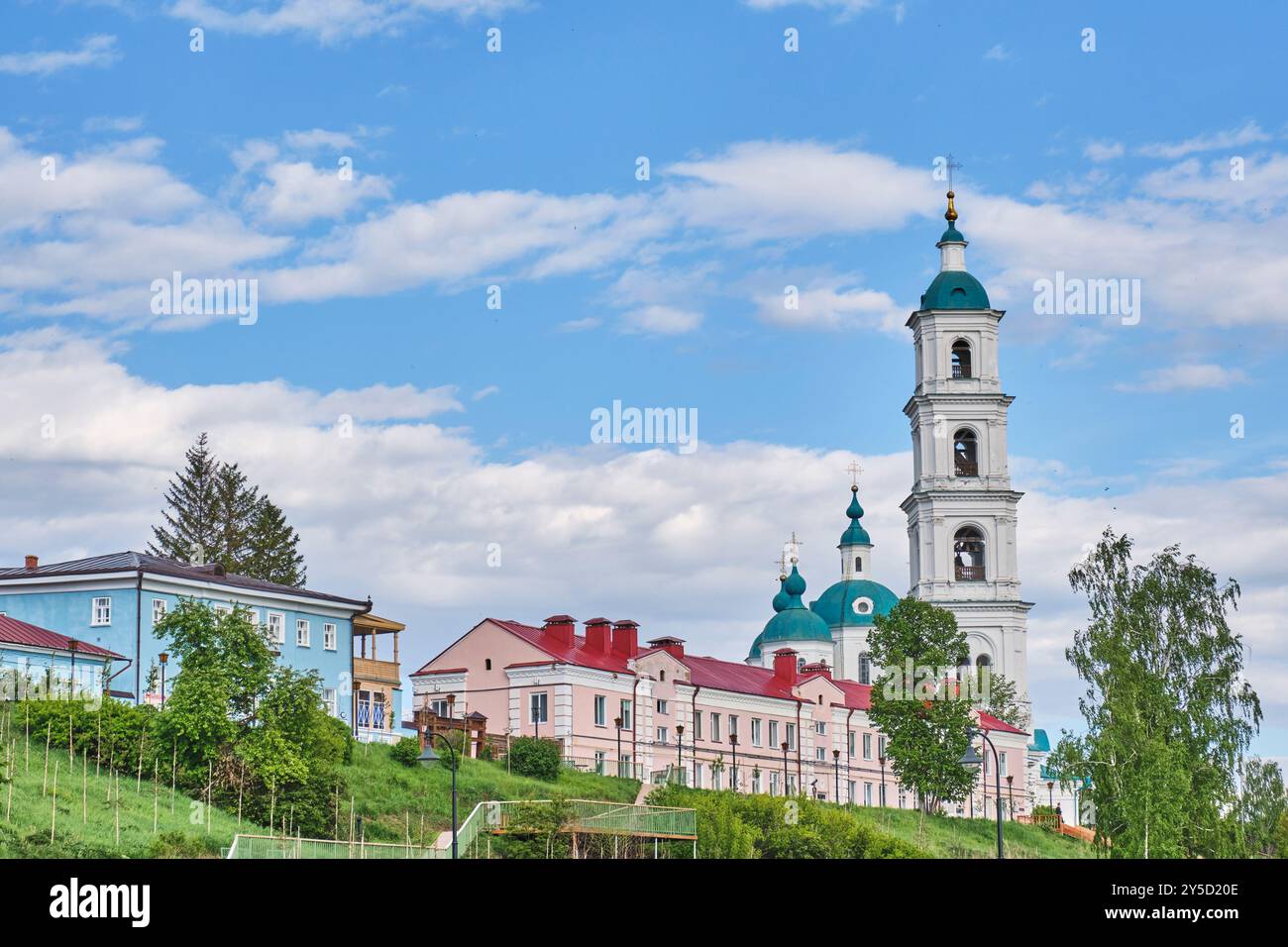 Blick auf Sehenswürdigkeiten im historischen Zentrum von Jelabuga, Tatarstan, Russland. Memorial House - Museum von Shishkin, Spassky Kathedrale in der Naberezhnaya Straße. Su Stockfoto