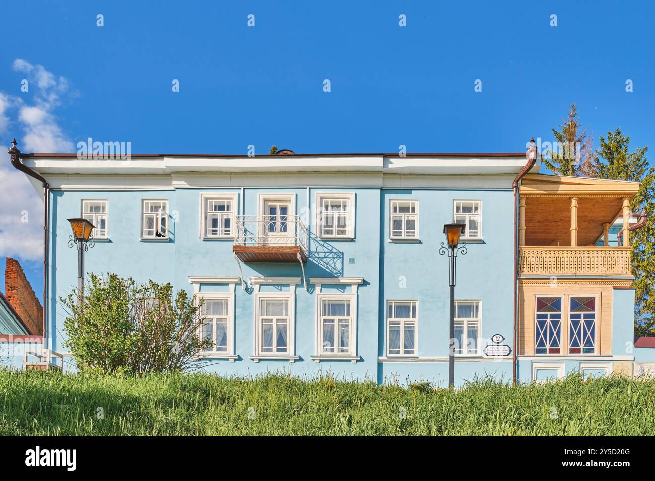 Jelabuga, Russland - 22. Mai 2024: Gedenkhaus Museum von Iwan Schishkin, erbaute seinen Vater, eine öffentliche Figur des 19. Jahrhunderts. Vorderansicht. Kulturgegenstand Stockfoto