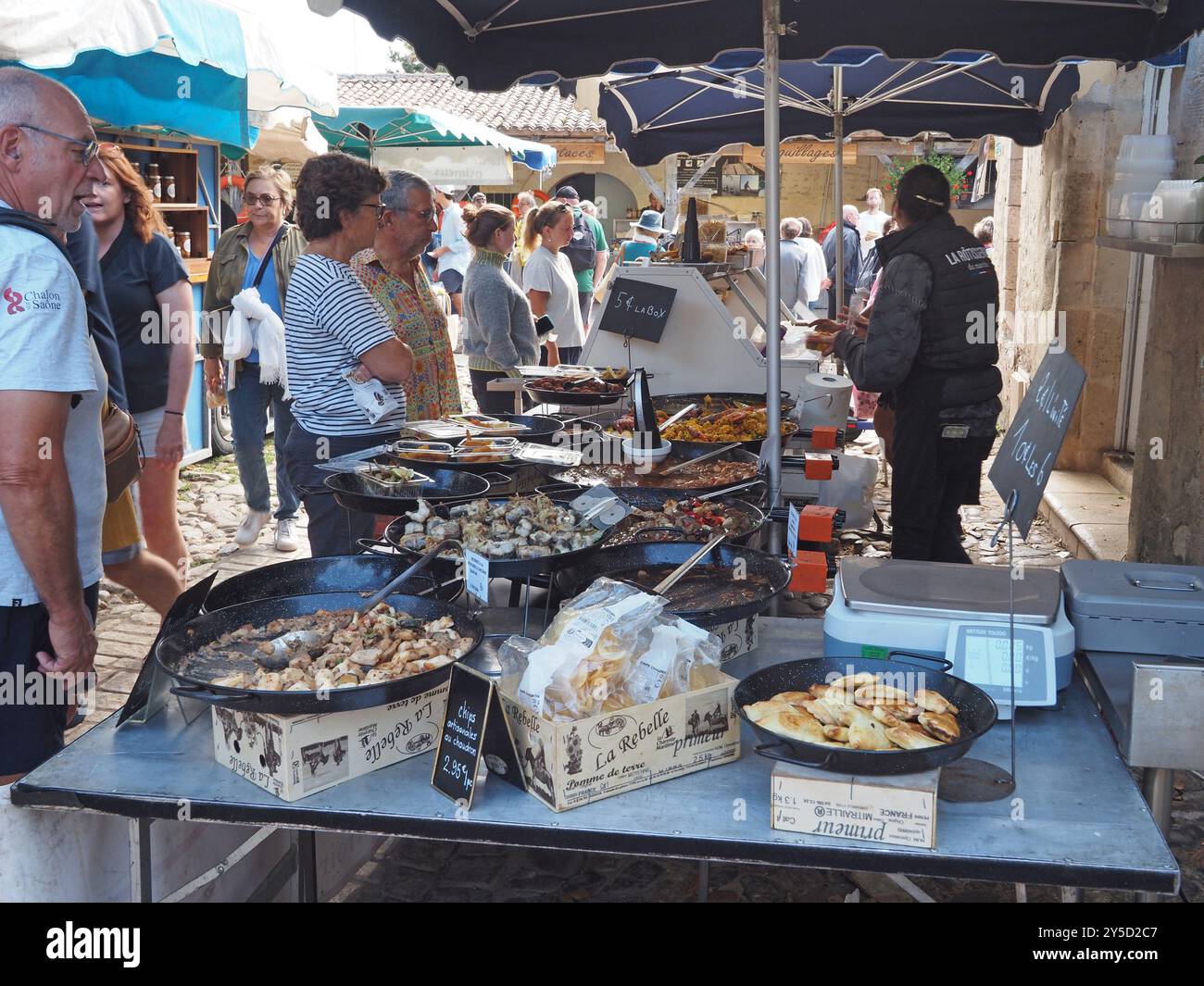 Verkaufsstand mit frisch zubereiteten Speisen, La Flotte Market Île de Ré Stockfoto