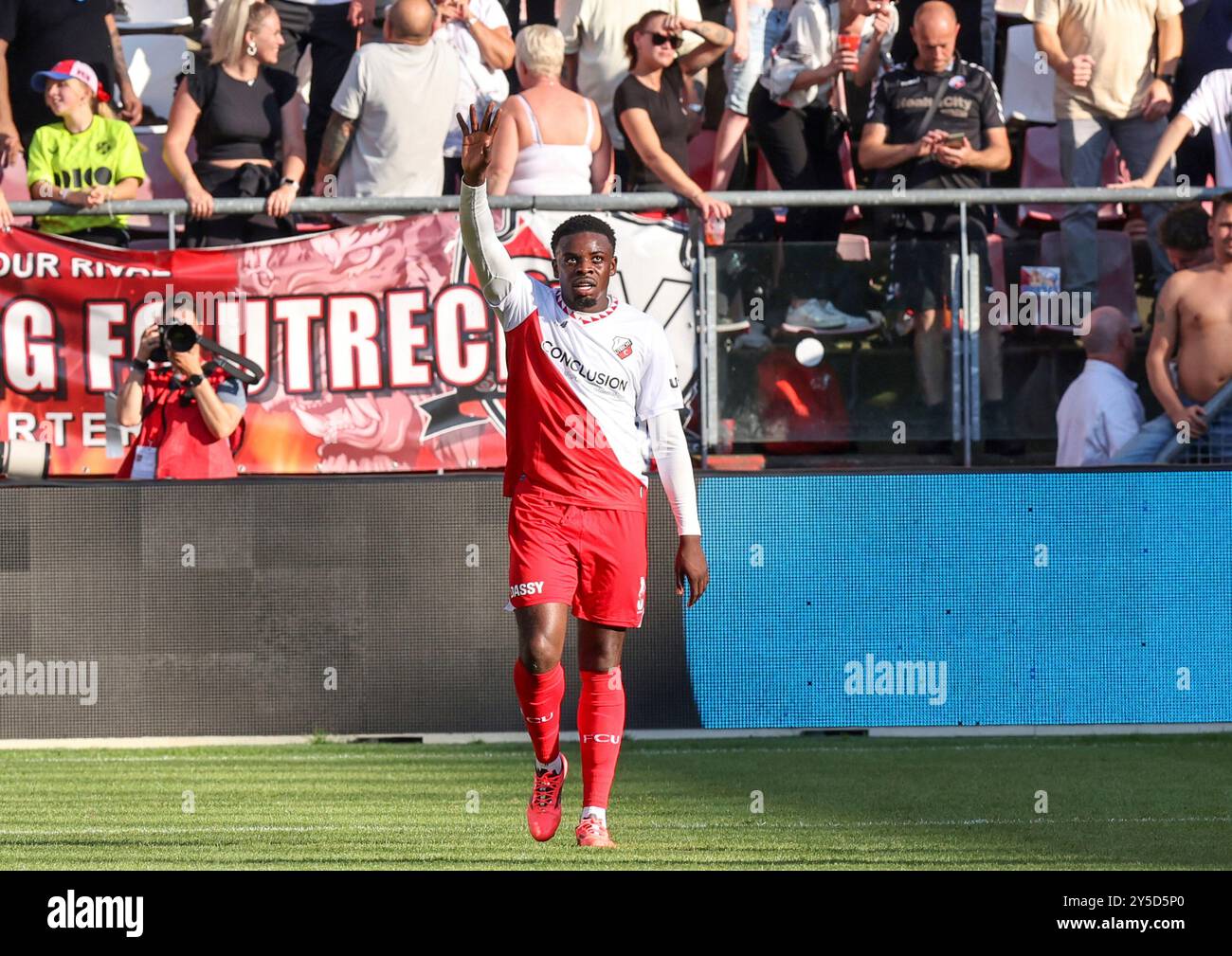 Utrecht, Niederlande. September 2024. UTRECHT, NIEDERLANDE - 21. SEPTEMBER: Noah Ohio vom FC Utrecht feiert, nachdem er beim niederländischen Eredivisie-Spiel zwischen dem FC Utrecht und Willem II am 21. September 2024 in Galgenwaard das Tor geschossen hat. (Foto: Peter Lous/Orange Pictures) Credit: dpa/Alamy Live News Stockfoto