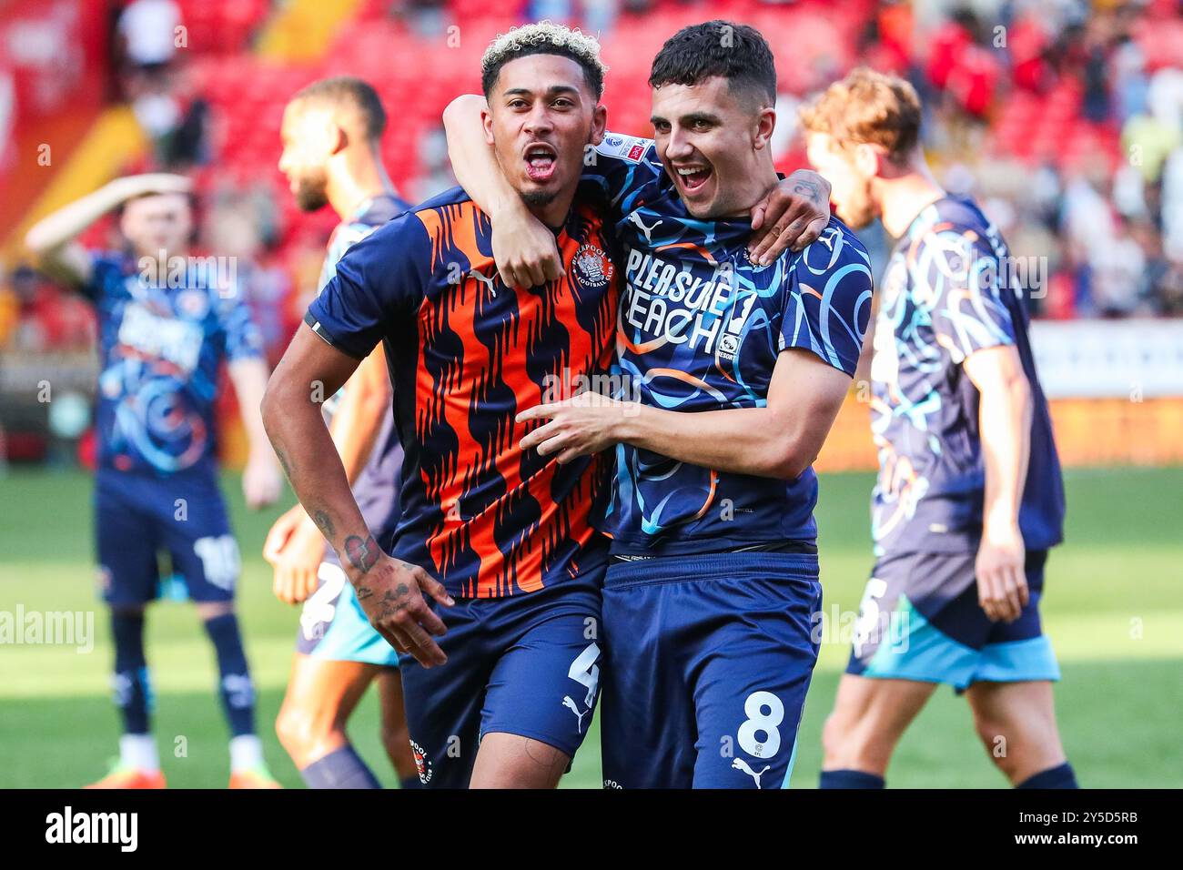 Jordan Lawrence-Gabriel und Albie Morgan von Blackpool feiern nach dem Sieg des Teams nach dem Spiel Charlton Athletic vs Blackpool at the Valley, London, Großbritannien, 21. September 2024 (Foto: Izzy Poles/News Images) Stockfoto