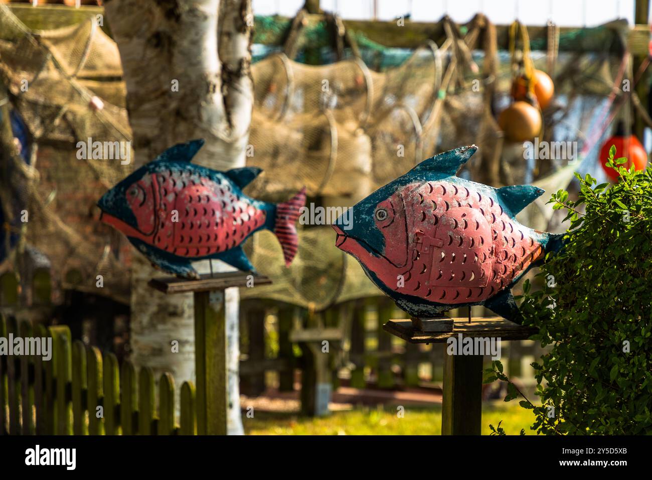 Dekorative Fisch- und Fischfallen an einem Steg in Arnis an der Schlei. Fischfiguren und Fischfallen. Impressionen von Arnis, der kleinsten Stadt Deutschlands, lange Straße, Kappeln-Land, Schleswig-Holstein, Schleswig-Holstein, Deutschland Stockfoto
