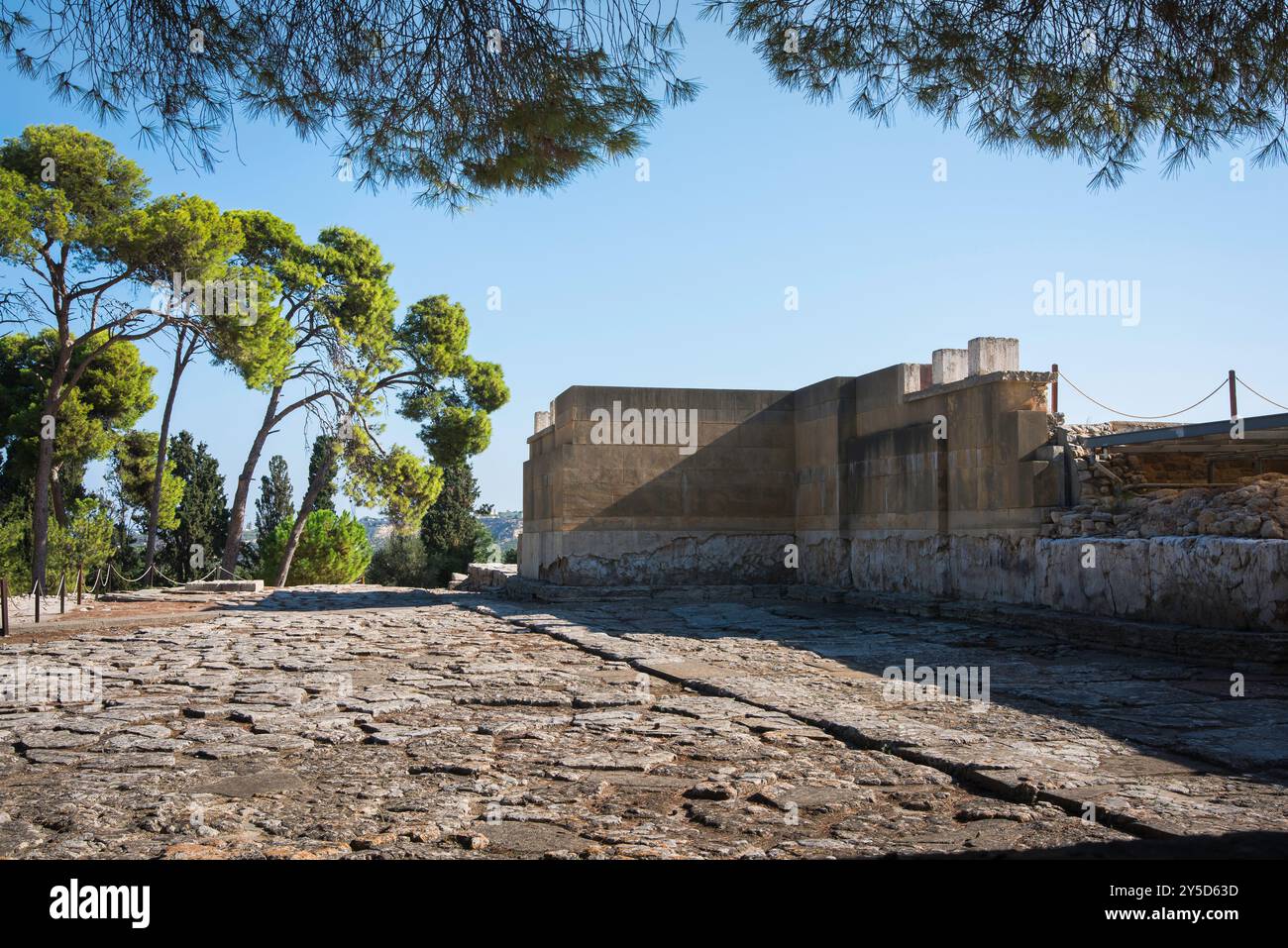 Palastmauer Knossos, Blick auf einen äußeren Abschnitt der antiken Mauer, die die Westseite des minoischen Palastes von Knossos, Kreta, Griechenland, umschließt. Stockfoto