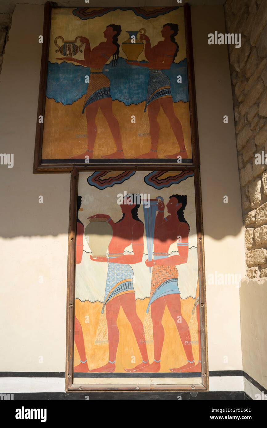 Knossos Kreta Fresko, Ansicht rekonstruierter Segmente eines alten minoischen Wandgemäldes, das eine Prozession im Korridor der Prozession darstellt Stockfoto