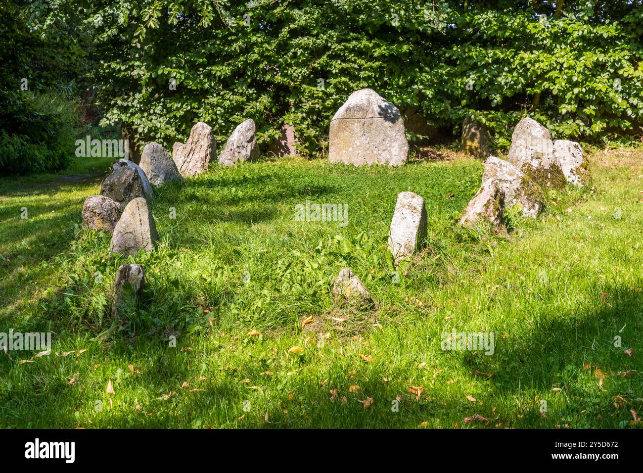 Ein Runenstein und eine schiffsförmige Steinsetzung aus der Wikingerzeit, zwischen 800 und 1066 n. Chr., stehen am Kulturdenkmal Arltberg bei Guly-Thing, Kappeln. Die Steinsetzung ergänzt den benachbarten Bronzezeit-Steinkreis in der Angeln-Region. Kirchenweg, Schleswig-Holstein, Deutschland. Stockfoto
