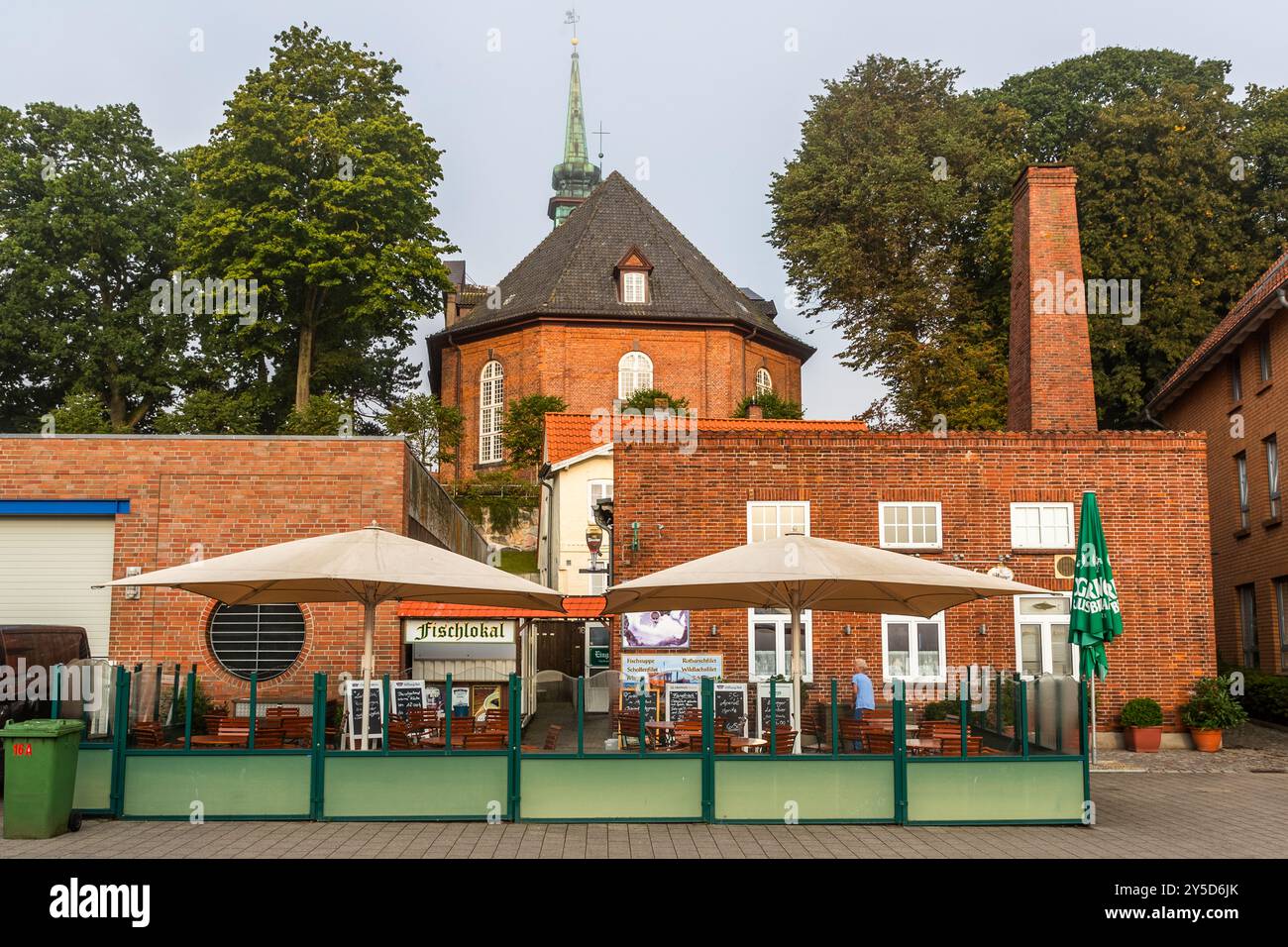 Fischrestaurant Alte Fischräucherei am Hafen in Kappeln. Fischrestaurant Alte Räucherei und dahinter die St. Nikolaikirche in Kappeln der evangelisch-lutherischen Pfarrei St. Christophorus Ostangeln. Am Hafen, Kappeln, Schleswig-Holstein, Deutschland Stockfoto