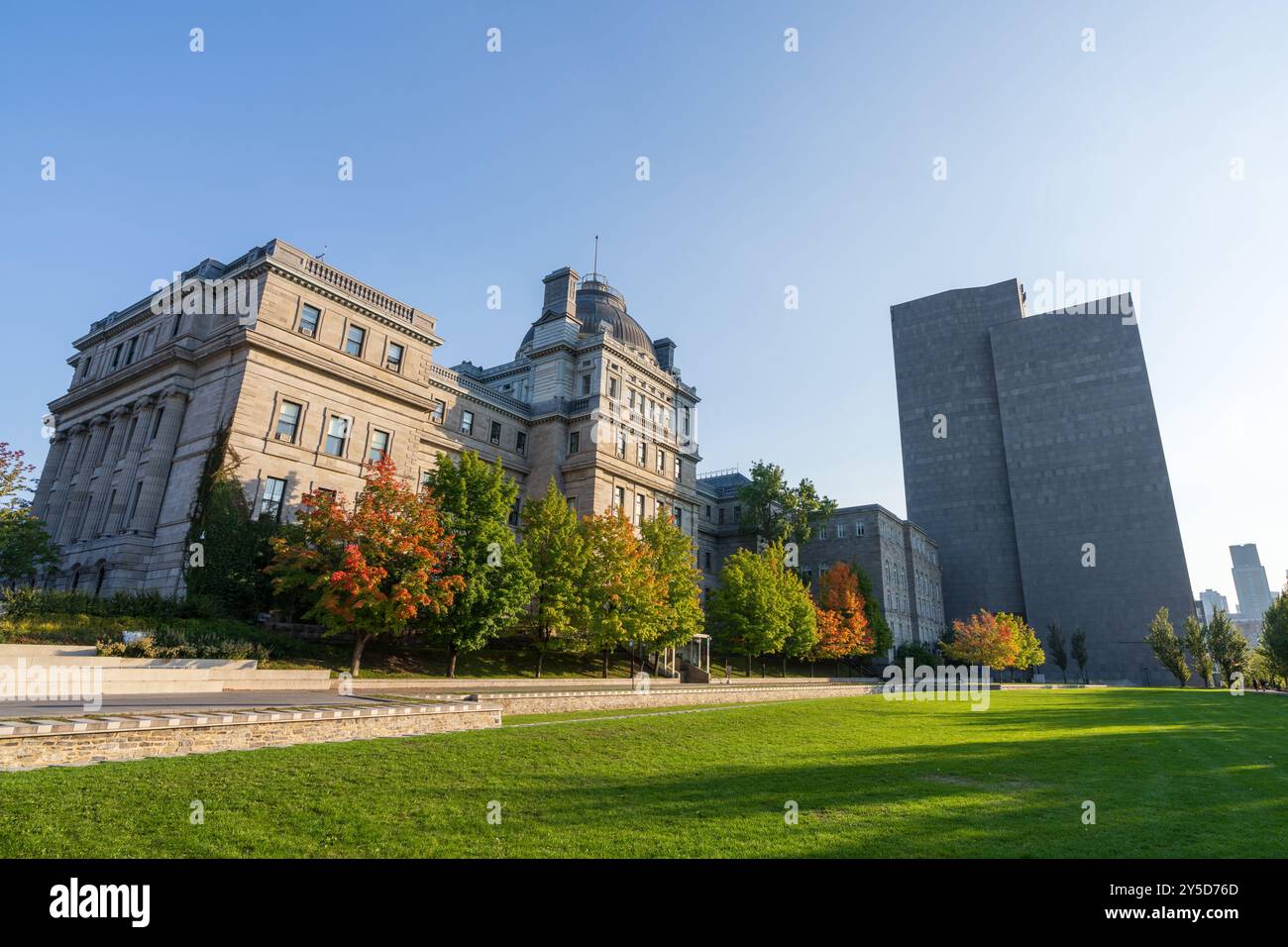 Öffentlicher Park Champ de Mars. Montreal, Quebec, Kanada. Service des finances de la Ville de Montréal (Finanzabteilung der Stadt Montreal), Montre Stockfoto