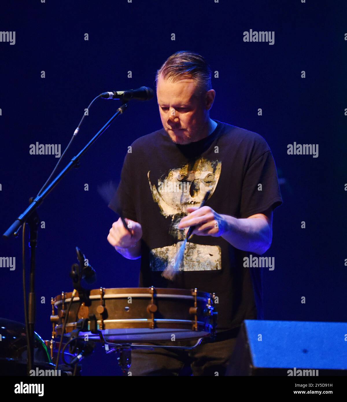 20. September 2024, Virginia Beach, Virginia, USA: JOHN SPARROW von The Violent Femmes unterhält die Leute im Sandler Center in Virginia Beach, Virginia am 20. September 2024...Foto Â ©Jeff Moore (Credit Image: © Jeff Moore/ZUMA Press Wire) NUR REDAKTIONELLE VERWENDUNG! Nicht für kommerzielle ZWECKE! Stockfoto