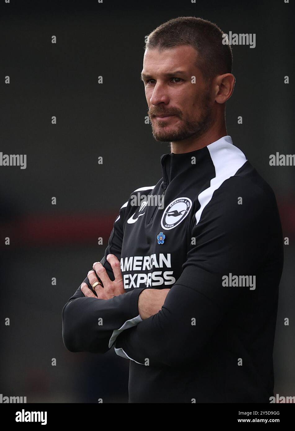 Crawley, Großbritannien. September 2024. Brighton und Hove Albion Frauen-Trainer Dario Vidosic während des Barclays Women's Super League Spiels zwischen Brighton & Hove Albion und Everton im Broadfield Stadium. Quelle: Telephoto Images/Alamy Live News Stockfoto