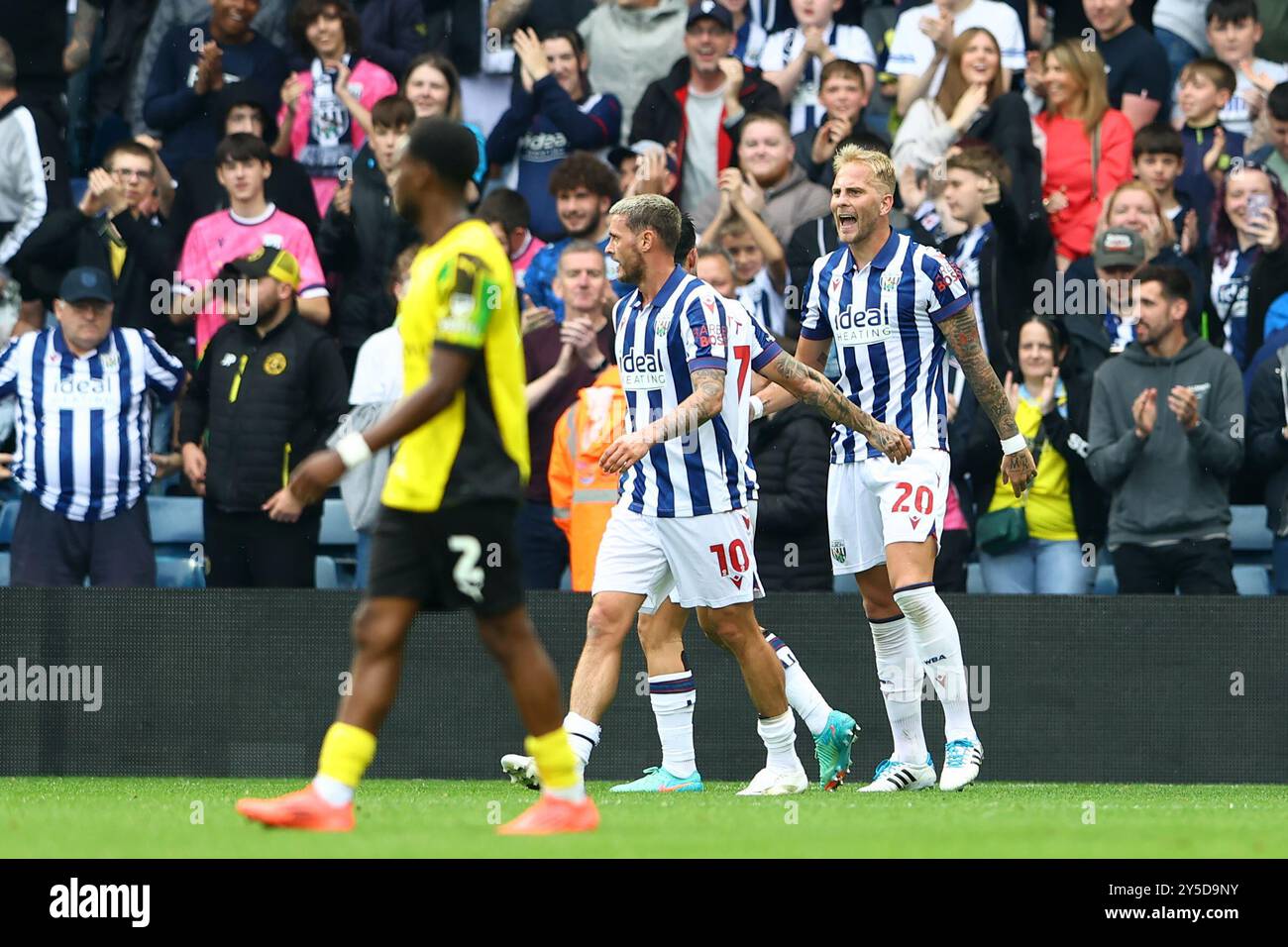 West Bromwich, Großbritannien. September 2024. Uros Racic von West Bromwich Albion feiert das erste Tor seines Teams während des Spiels der Sky Bet Championship in den Hawthorns in West Bromwich. Der Bildnachweis sollte lauten: Annabel Lee-Ellis/Sportimage Credit: Sportimage Ltd/Alamy Live News Stockfoto