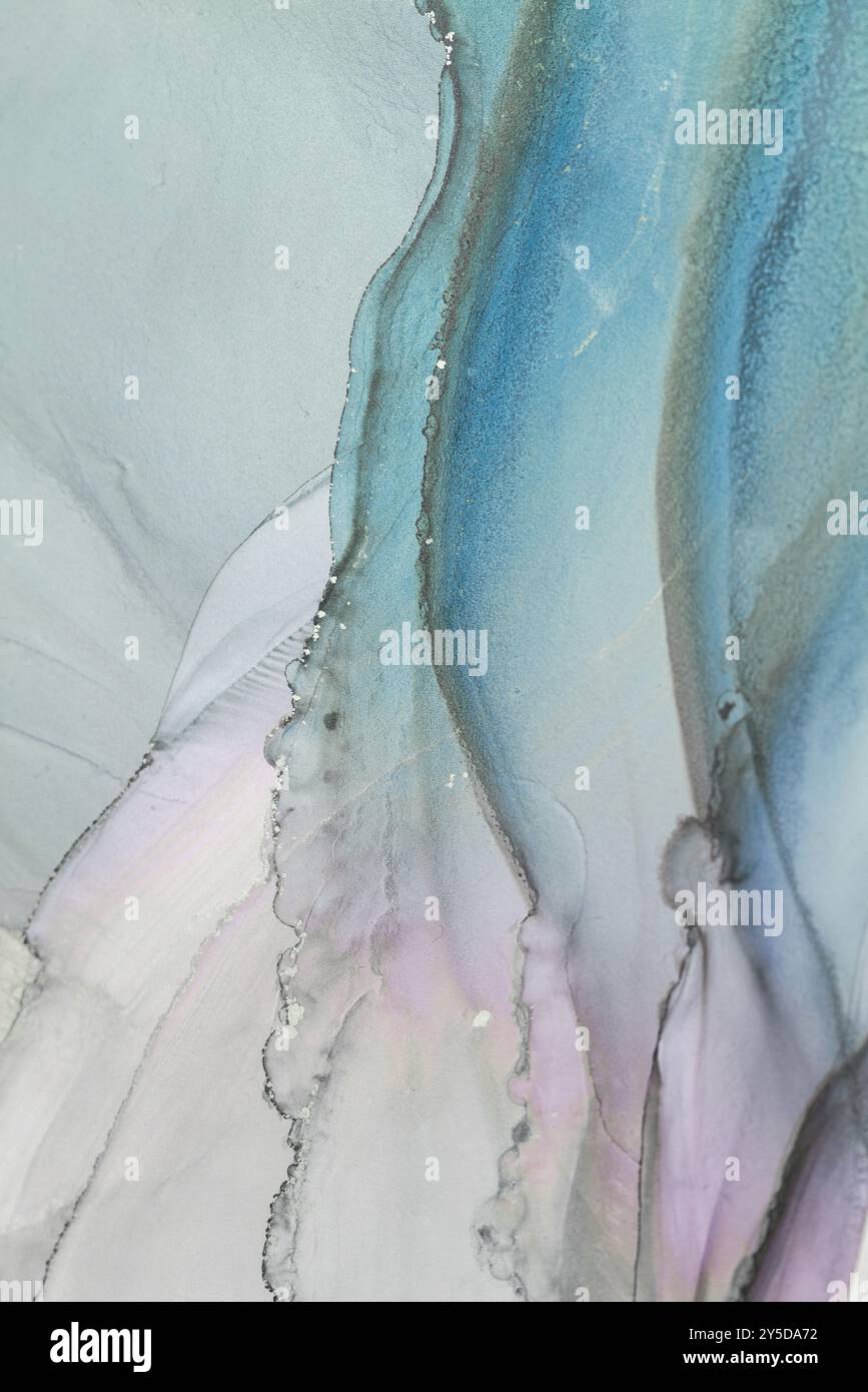 Elegante abstrakte Aquarellmalerei mit sanften Blau- und Lavendeltönen, die sich auf einem strukturierten Hintergrund zart verschmelzen Stockfoto