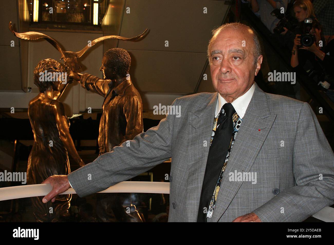 London, Großbritannien. September 2005. Mohamed Al Fayed enthüllte eine Statue zum Gedenken an das Leben der verstorbenen Diana, Prinzessin von Wales und seines Sohnes Dodi, die vor acht Jahren bei einem Autounfall in Paris starb. Die Bronzestatue steht am Eingang des exklusiven Londoner Kaufhauses Harrod's, das Mr. Mohamed Al Fayed besitzt. Er ist 10 Meter groß und wurde als unschuldige Opfer bezeichnet. Das tanzende Paar hält einen Albatros, den romantischsten und geheimnisvollsten Seevögel, der Freiheit und Ewigkeit symbolisiert. (Foto: Fred Duval/SOPA Images/SIPA USA) Credit: SIPA USA/Alamy Live News Stockfoto