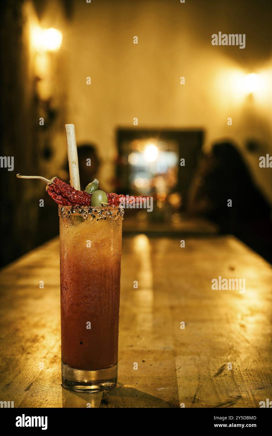 Würziger, blühender mary-Tomaten-Cocktail-Drink in der modernen Bar Stockfoto