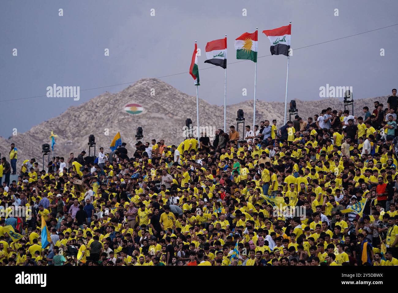 Duhok, Irak. September 2024. Duhok Club Fans, die vor dem Eröffnungsspiel der Iraq Stars League zwischen Duhok und Al-Zawraa Clubs im Duhok International Stadium zu sehen waren. (Foto: Ismael Adnan/SOPA Images/SIPA USA) Credit: SIPA USA/Alamy Live News Stockfoto