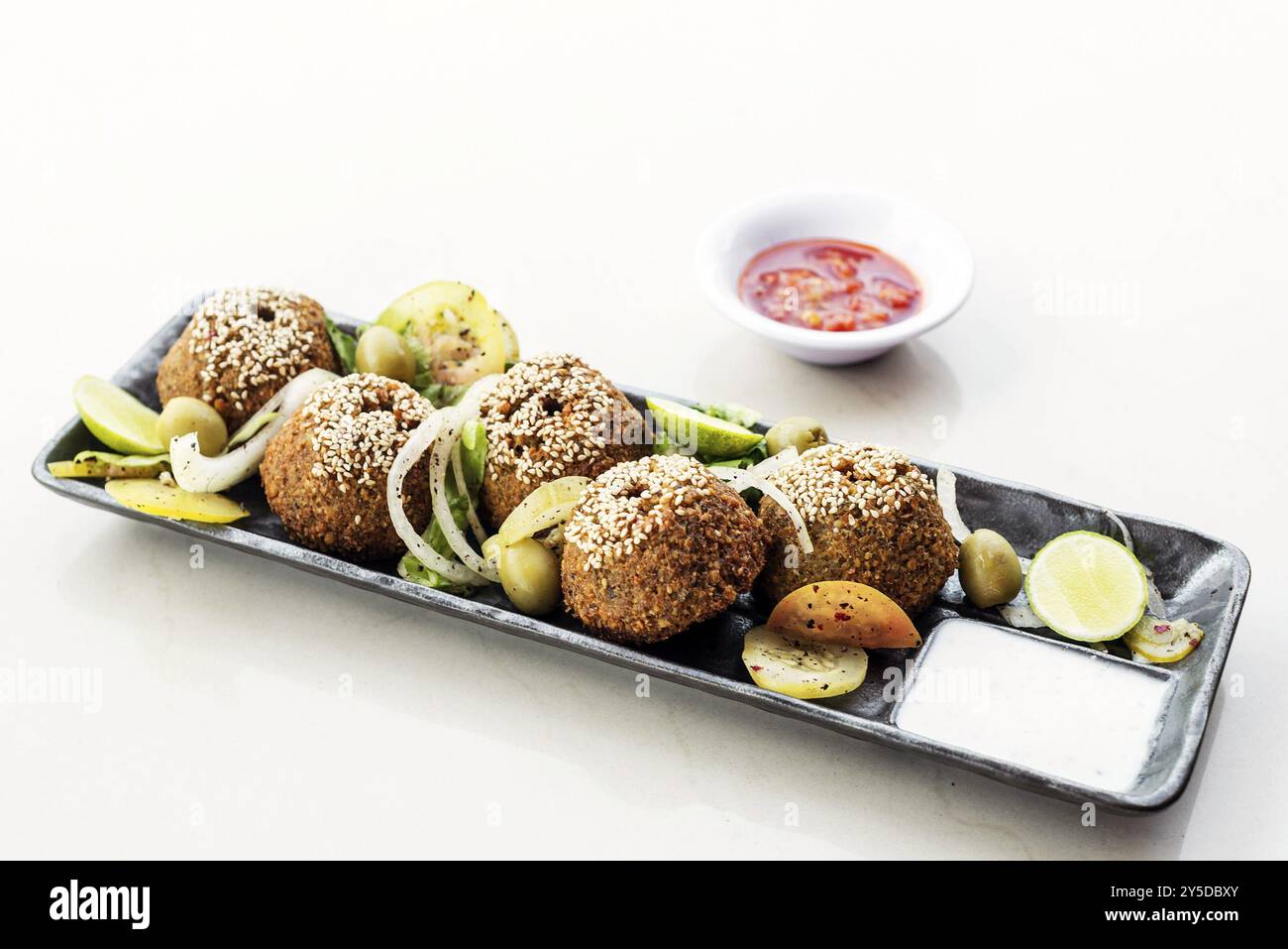 Kichererbsen Falafel traditionelle Speisen aus dem Nahen Osten Snackplatte Vorspeise-Set Stockfoto
