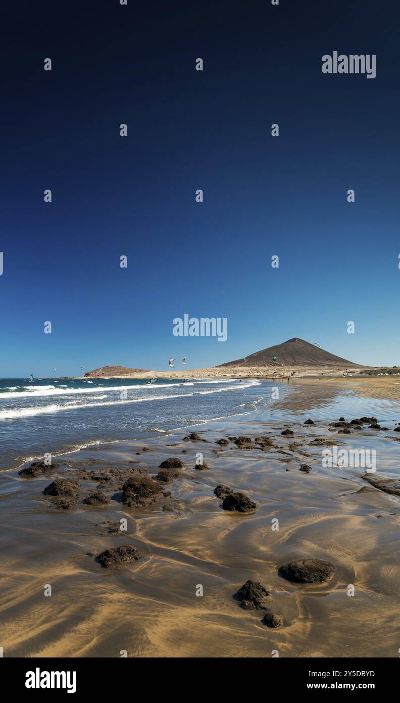 La tejita Kitesurfstrand und montana roja Wahrzeichen im Süden teneriffas spanien Stockfoto