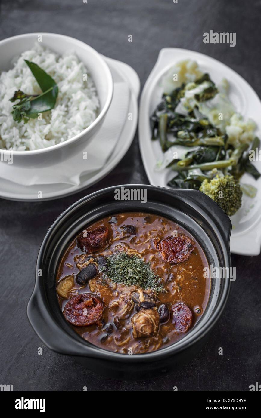 Hühnerfeijoada mit Chorizo portugiesisches rustikales, würziges traditionelles Bohneneintopf Stockfoto