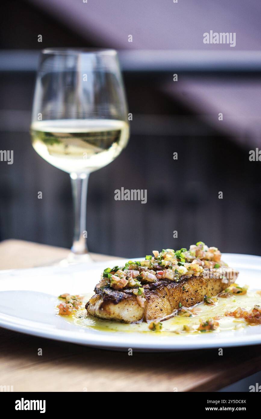 Seebarschfisch mit mexikanischer Tomatenzwiebelsalsa-Sauce Stockfoto