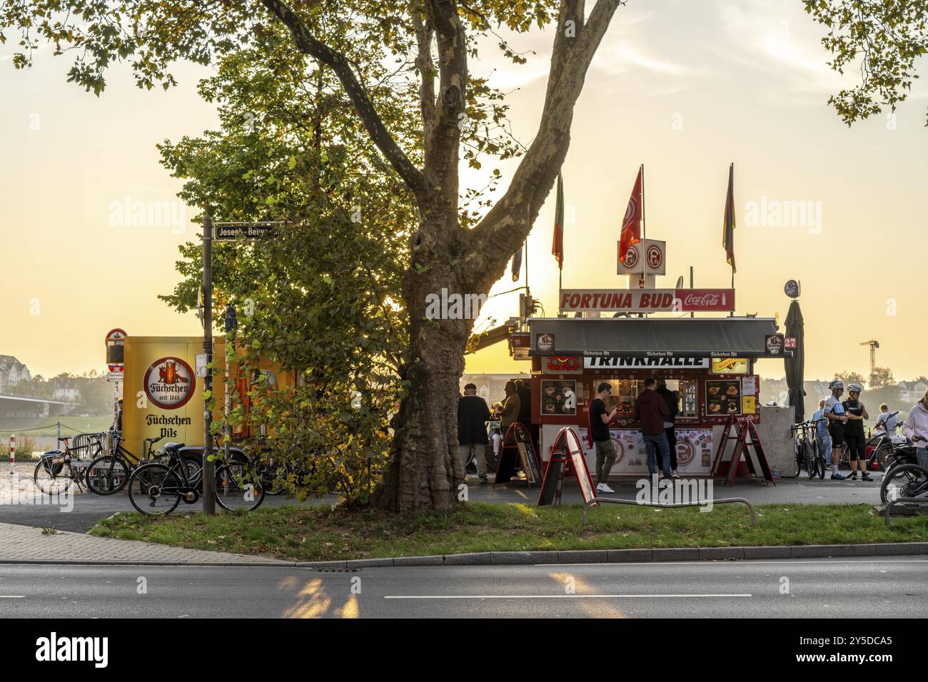 Rheinpromenade am Joseph-Beuys-Ufer, Blick auf die Oberkassler Brücke, Fortuna Büedchen, Kiosk am Rheinufer, besonders beliebter Treffpunkt Stockfoto