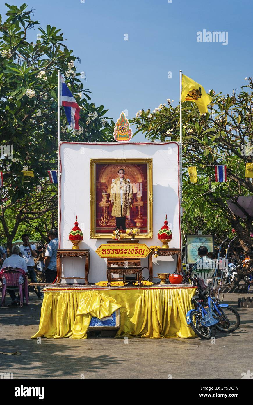 Schrein für den König von thailand in der bangkok Street Stockfoto