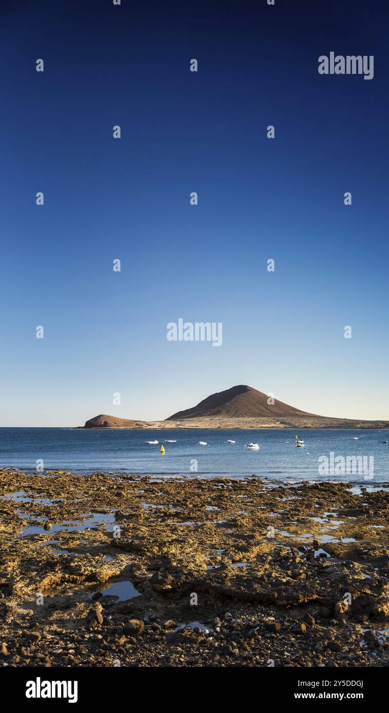La tejita Kitesurfstrand und montana roja Wahrzeichen im Süden teneriffas spanien Stockfoto
