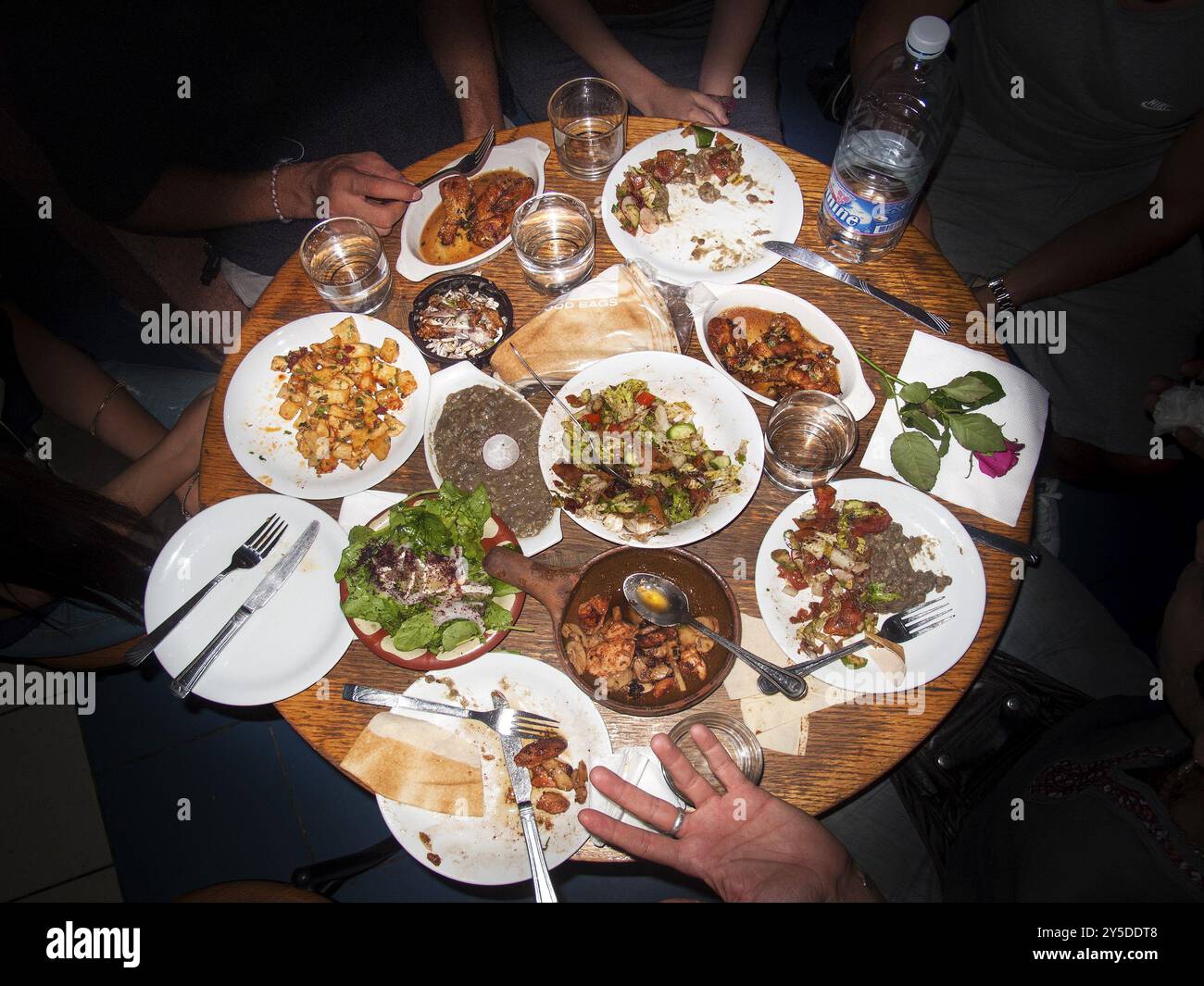 Libanesisches Essen auf dem Tisch Stockfoto