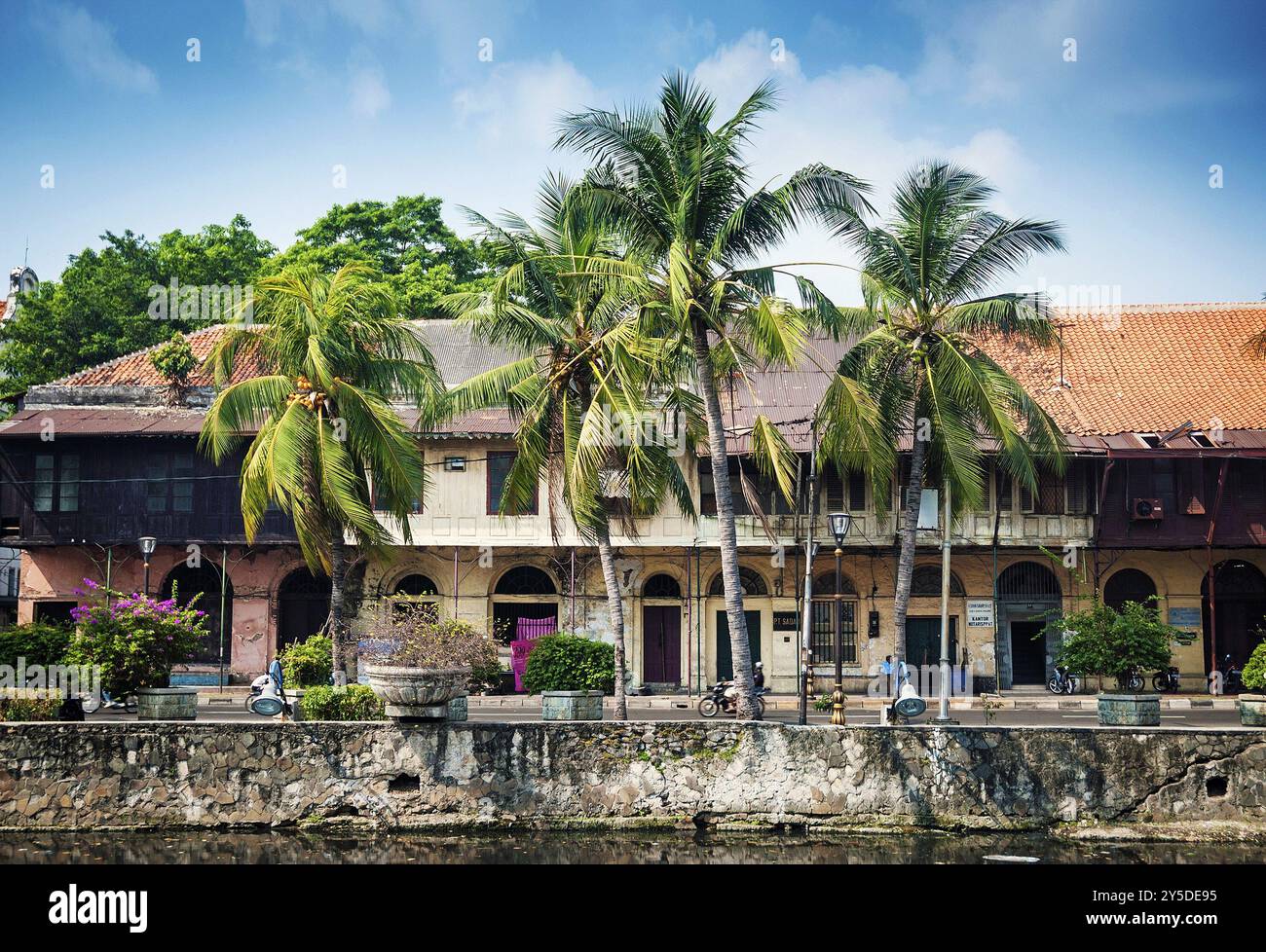 Gebäude mit niederländischer Kolonialarchitektur in der Altstadt von jakarta indonesien Stockfoto