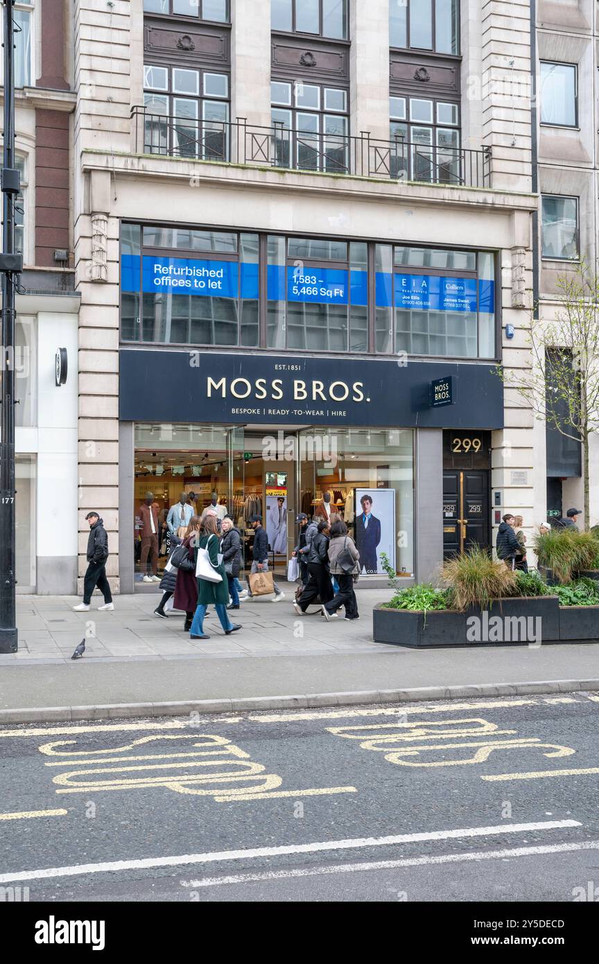 London, UK - 23. März 2024: Moss Bros Shop in der Oxford Street in London. Moss Bros ist einer der besten Herrenmode-Geschäfte Großbritanniens. Stockfoto