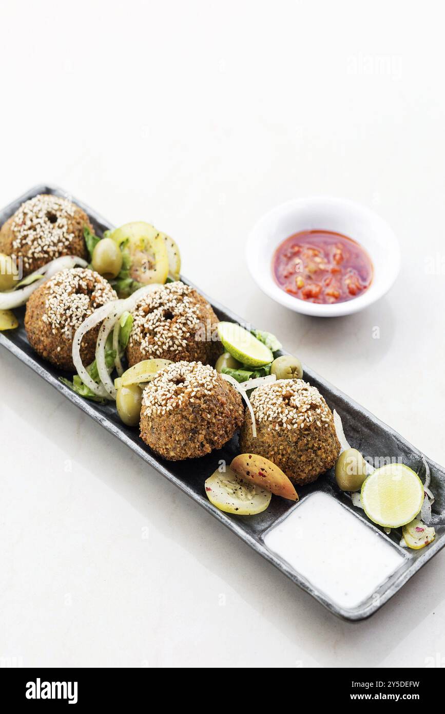 Kichererbsen Falafel traditionelle Speisen aus dem Nahen Osten Snackplatte Vorspeise-Set Stockfoto