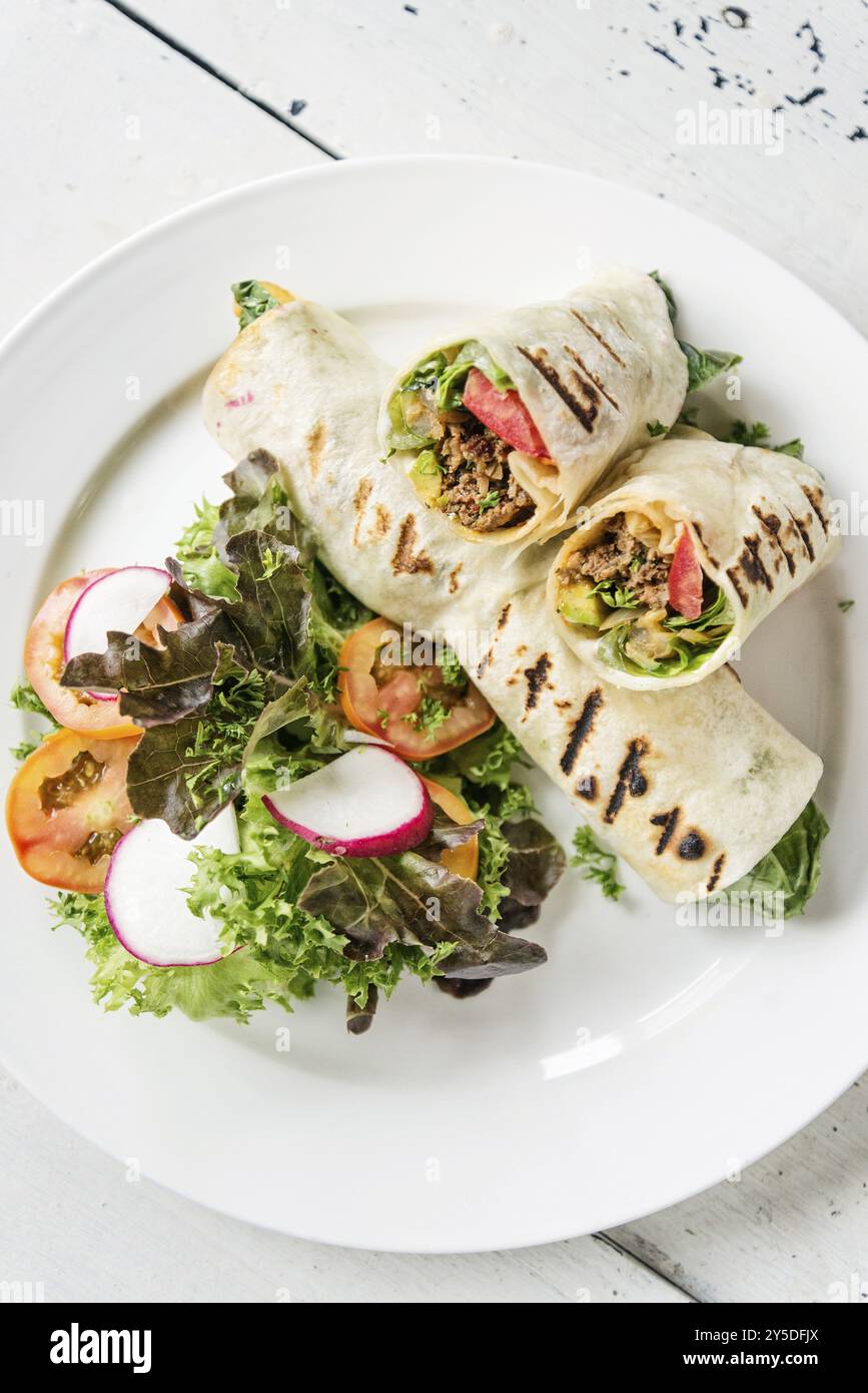 Rindfleisch und Salat mexikanisches Burrito-Wrap-Set-Menü Stockfoto