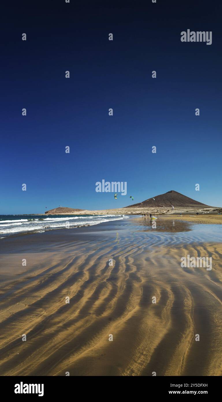 La tejita Kitesurfstrand und montana roja Wahrzeichen im Süden teneriffas spanien Stockfoto