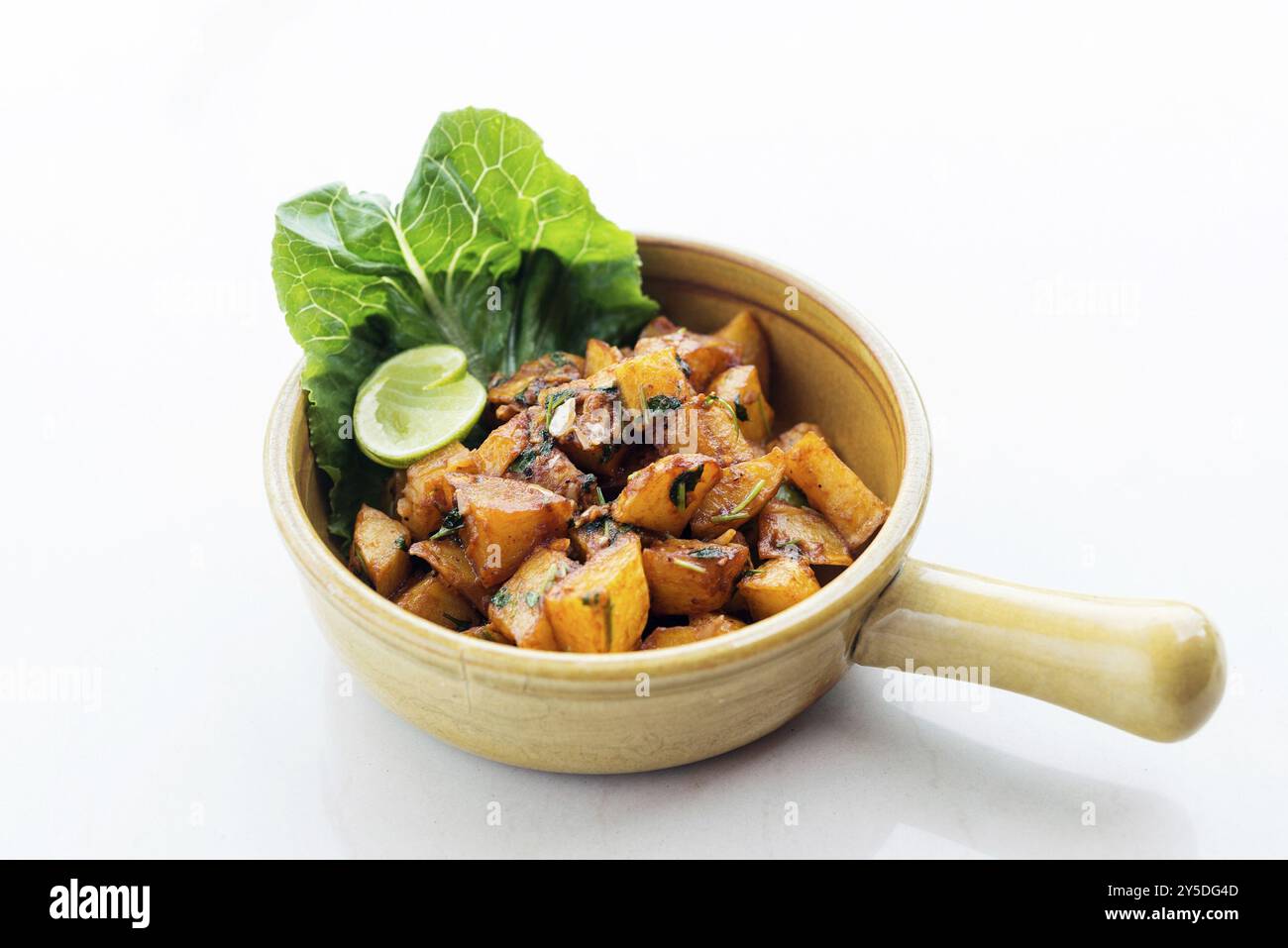 Batata Harra libanesische Nahost-scharfe gebratene Knoblauch Kräuter Kartoffel-Snack-Food Stockfoto