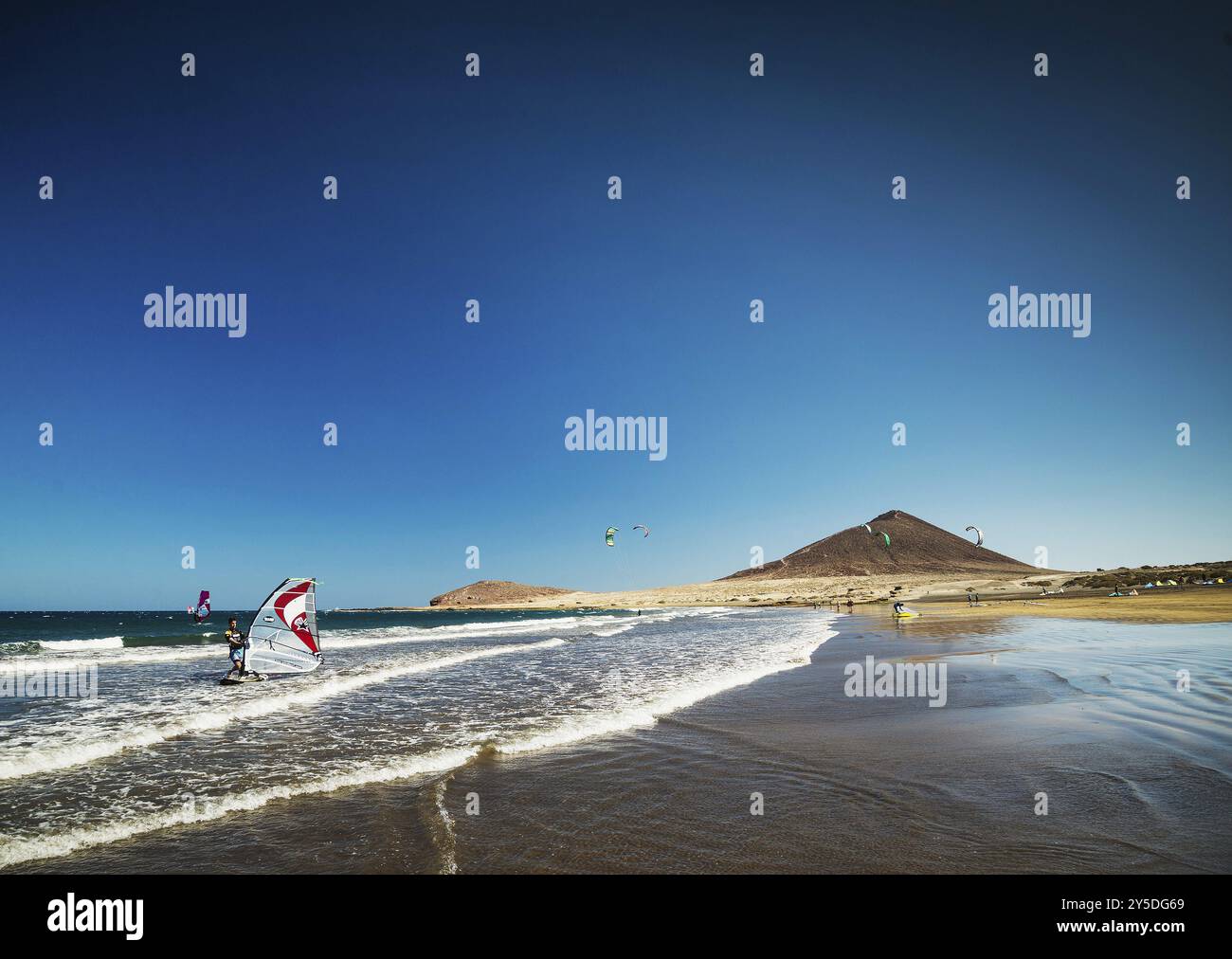 El medano Surfstrand und montana roja Wahrzeichen im Süden teneriffas spanien Stockfoto