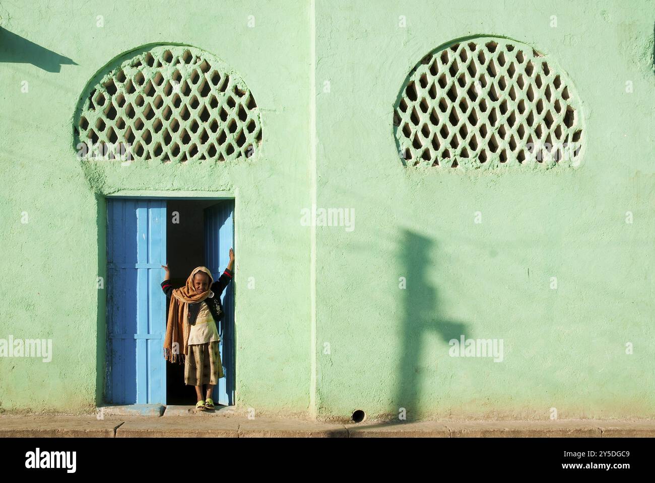 Muslimische Mädchen bei der Moschee in harar äthiopien afrika Stockfoto