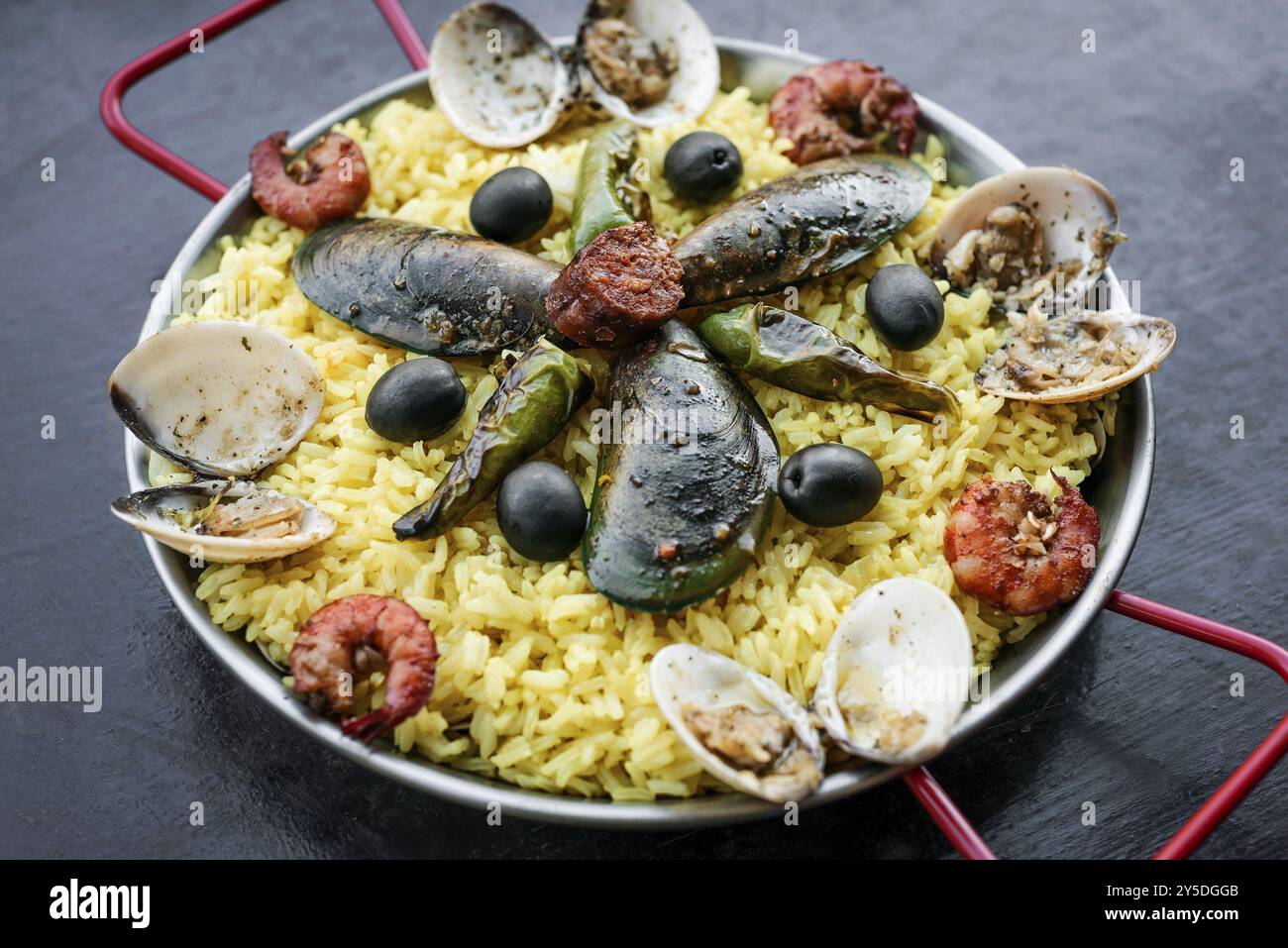 Gemischte Meeresfrüchte und Reispaella berühmte traditionelle portugiesische und spanische Mahlzeit Stockfoto