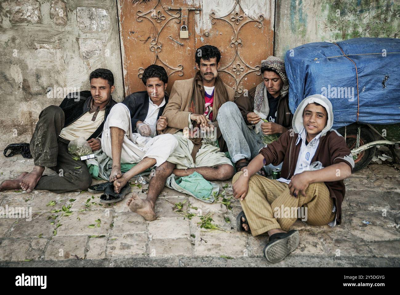 Junge arabische Männer kauen Khat Qat-Drogen-Blätter in der sanaa jemen Straße Stockfoto