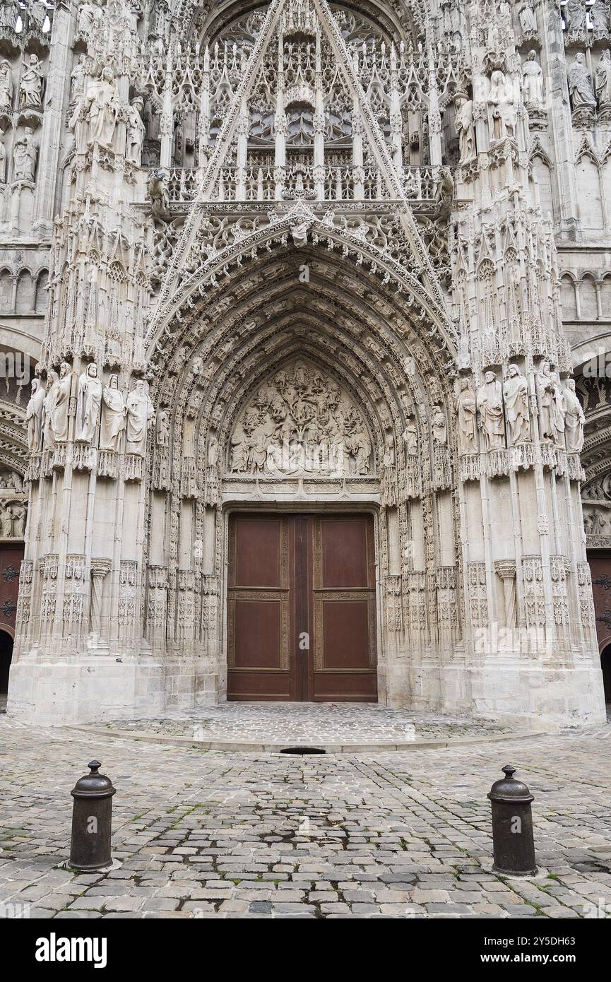 Tür zum Wahrzeichen der Kathedrale von rouen in nordfrankreich Stockfoto