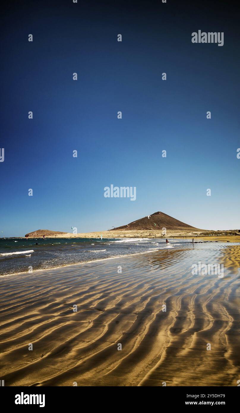 El medano Surfstrand und montana roja Wahrzeichen im Süden teneriffas spanien Stockfoto