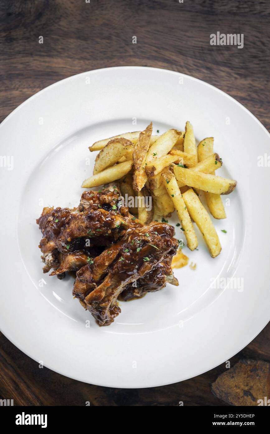 Spicy bbq Barbecue Schweinerippchen mit Pommes frites Stockfoto