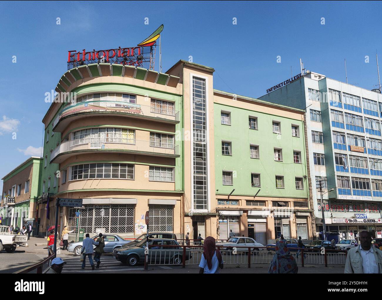 Retro-Vintage-Gebäude in der Straße im Zentrum von addis abeba äthiopien Stockfoto