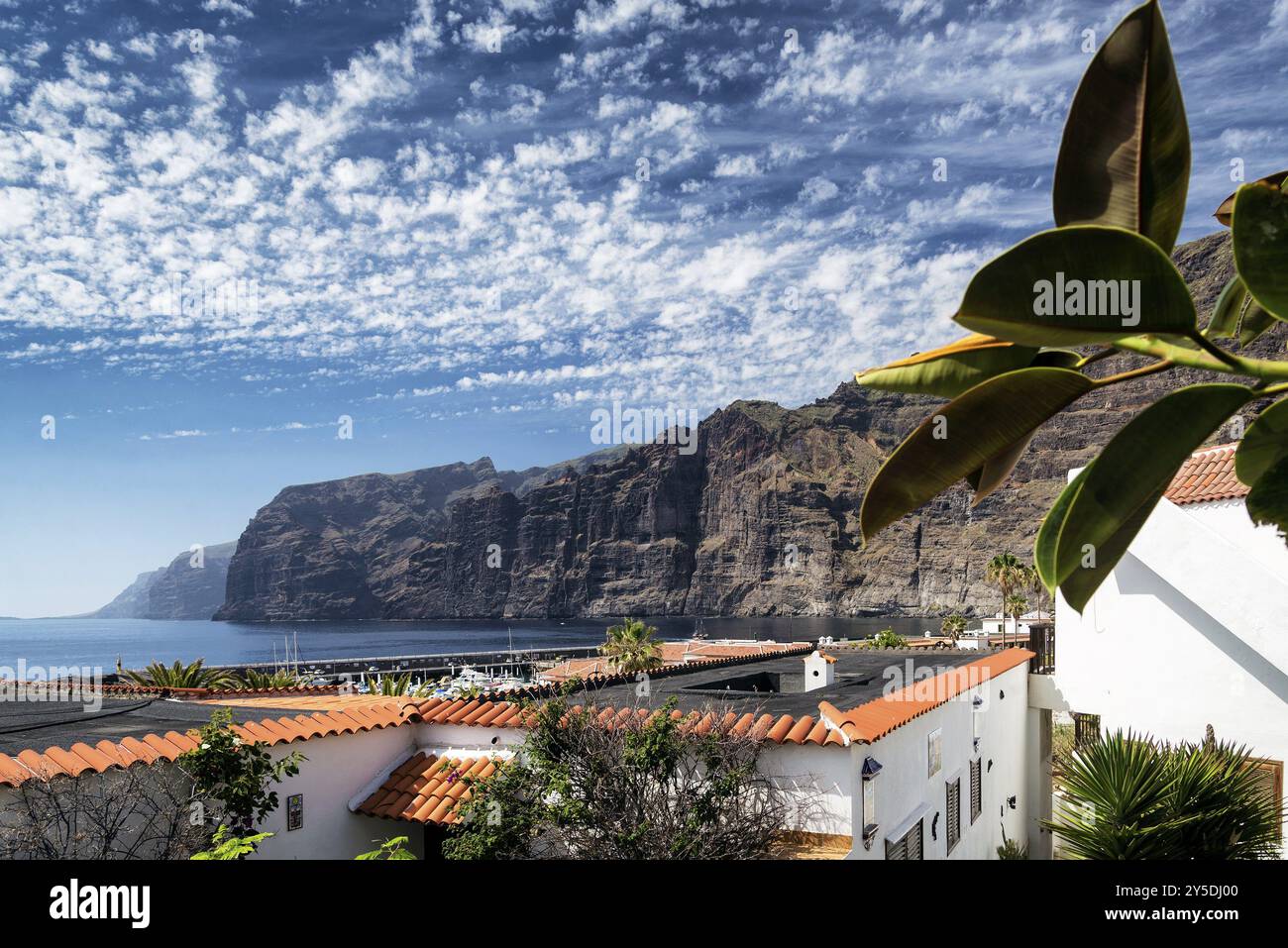 Los gigantes Klippen berühmtes Wahrzeichen und Dorf im Süden teneriffas Insel spanien Stockfoto