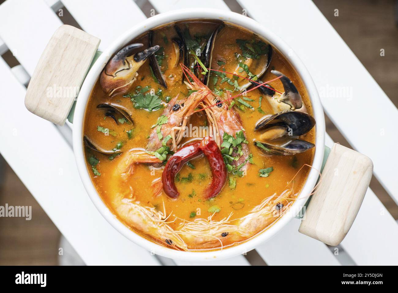 Gemischte, frisch-cremig-würzige Suppe mit Meeresfrüchten Stockfoto