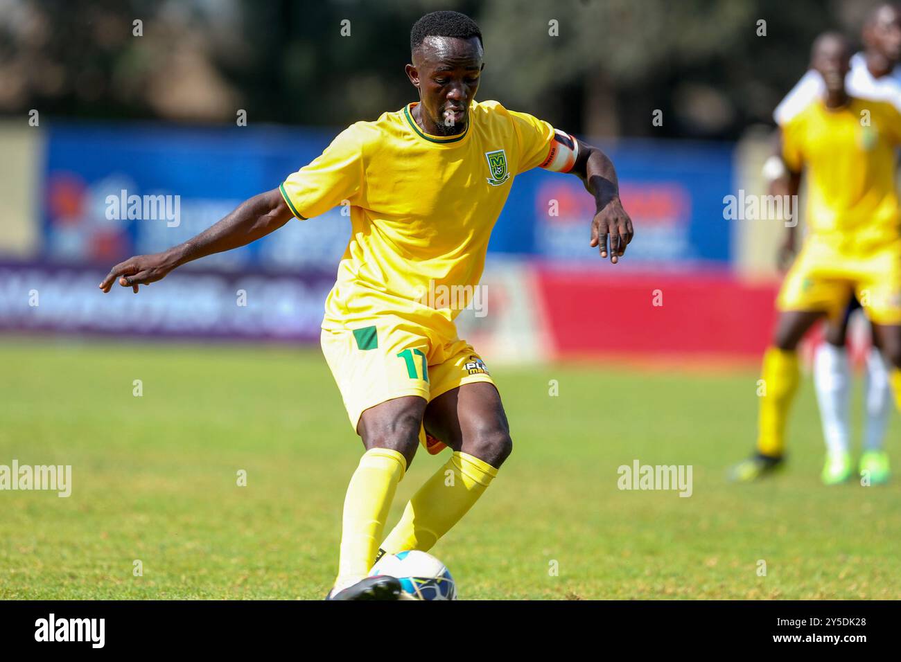 NAIROBI, KENIA: Mathare United Ellie Asieche im Kampf gegen Sofapaka während des Kenia Premier League Spiels zwischen Sofapaka und Math Stockfoto