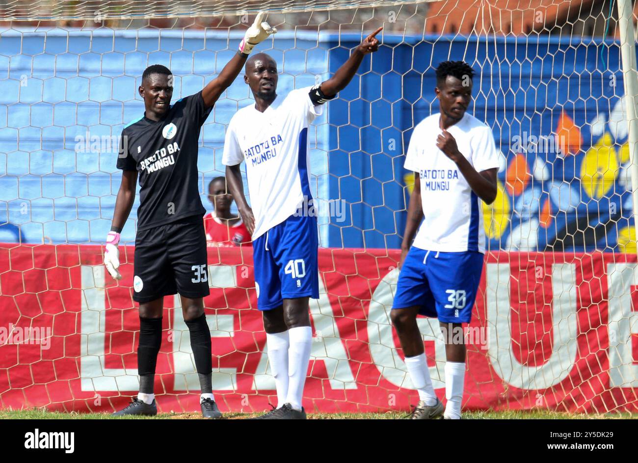 NAIROBI, KENIA – 21. SEPTEMBER: Torhüter Brandon Obiero von Sofapaka mit Teamkollege Humprey Mieno (rechts) im Kampf gegen Mathare United während der Kenia Stockfoto