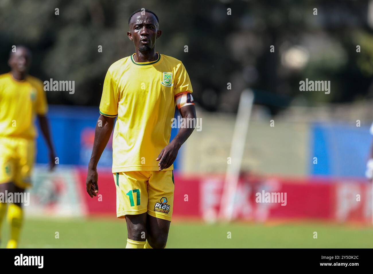 NAIROBI, KENIA: Mathare United Ellie Asieche im Kampf gegen Sofapaka während des Kenia Premier League Spiels zwischen Sofapaka und Math Stockfoto