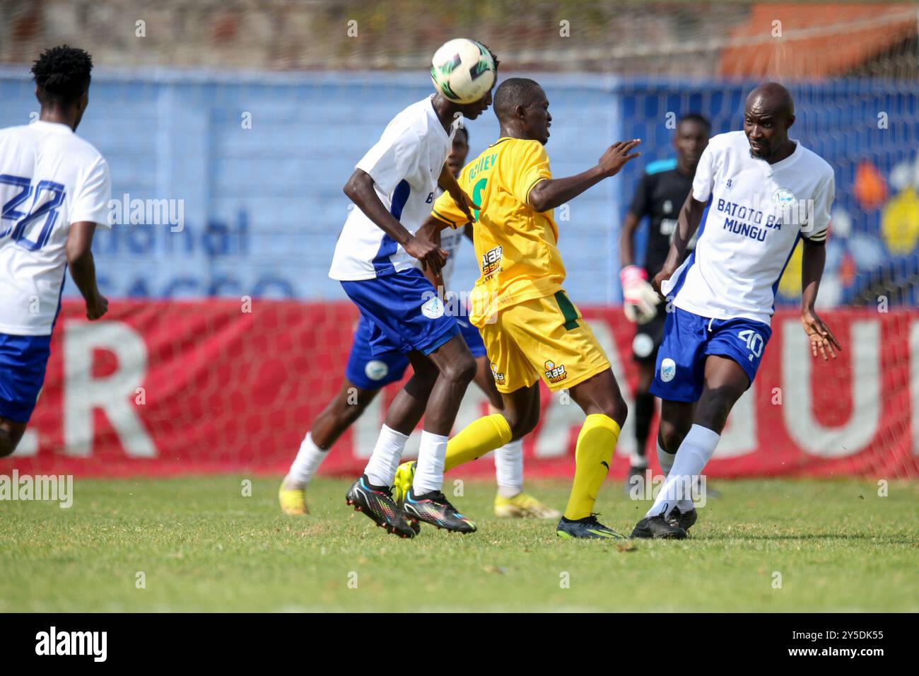 NAIROBI, KENIA – 21. SEPTEMBER: Sofapaka Humprey Mieno (rechts) räumt den Ball während des Kenia Premier League-Spiels gegen Mathare United aus Stockfoto