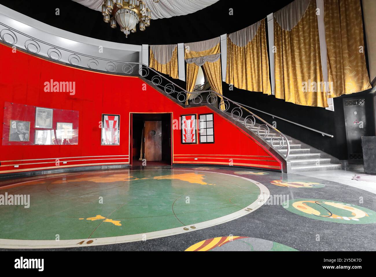 724 Lobby des America Theaters aus dem Jahr 1941 im Art-déco-Stil mit seiner roten Wand, Weltkarte auf dem Boden, von der Calle Galiano-Tür aus gesehen. Havanna-Kuba Stockfoto