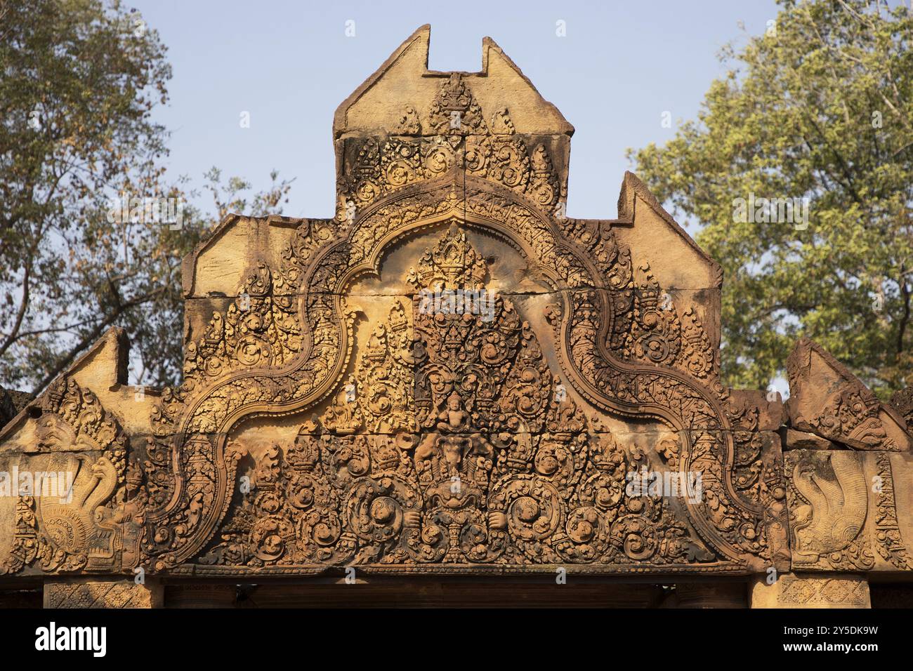 Relief am Eingangstor zum Tempelkomplex Banteay Srei in Kambodscha Stockfoto